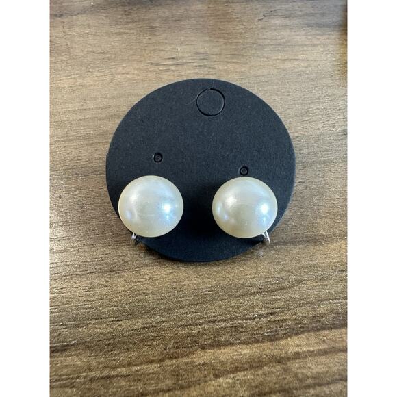 Vintage Faux Pearl Stud Earrings Classic Round Silver Tone Elegant - Picture 7 of 7